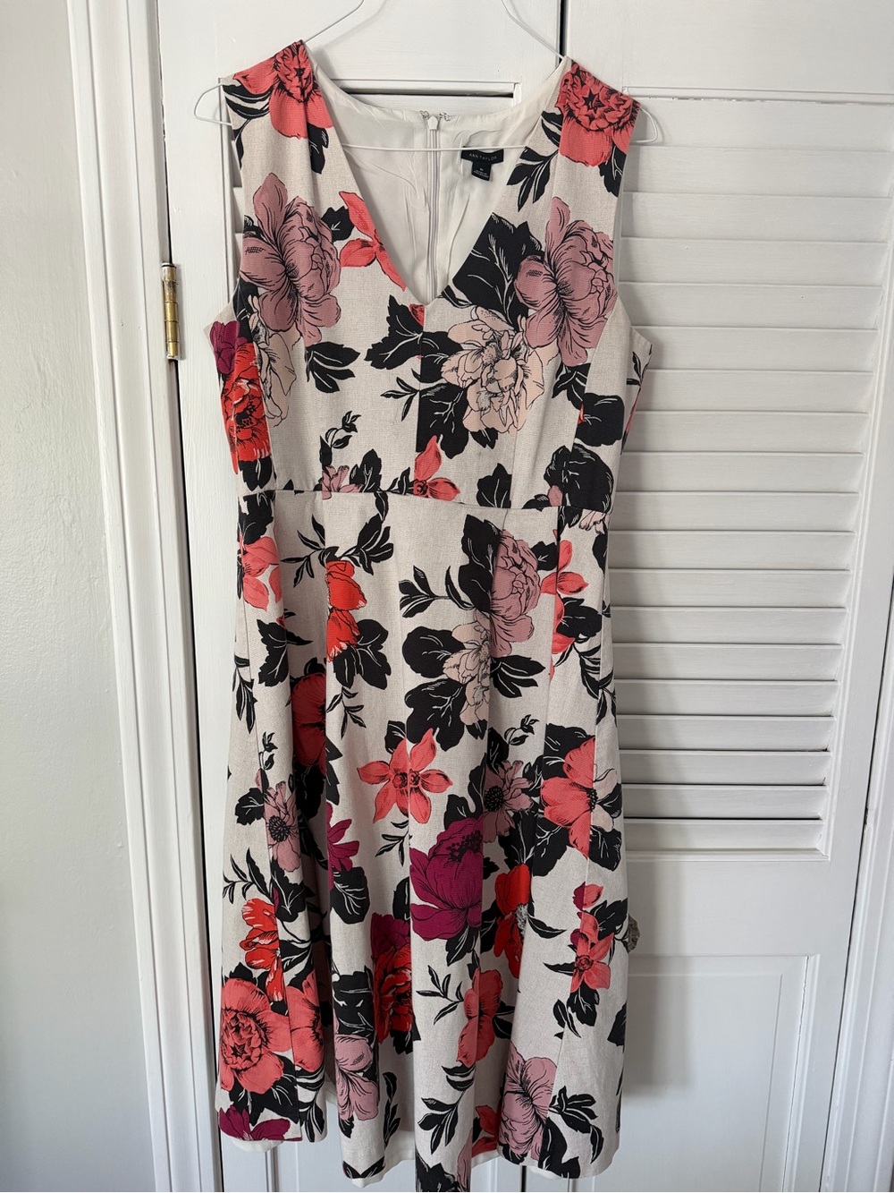 Ann Taylor Floral lined V-Neck Sleeveless Dress in Cream and Pink Size 8